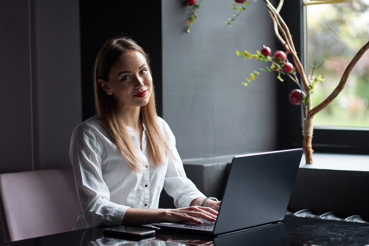 woman-starting-divorce-online-on-laptop